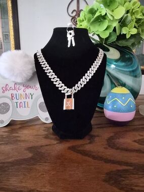 Stunning Silver Necklace with LV Lock